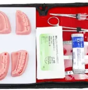 Kit practică suturi stomatologie cu pensă Pean, port-ac Mayo-Hegar, pensă chirurgicală, mâner bisturiu, foarfecă, model de silicon pentru arcade dentare și 10 fire de sutură din nylon 3/0