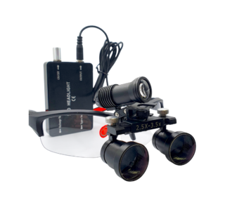 Lupe binoculare stomatologice cu LED inclus și magnificare variabilă 2.5x-3.5x.