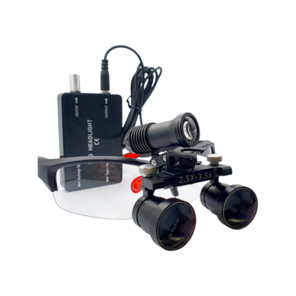 Lupe binoculare stomatologice cu LED inclus și magnificare variabilă 2.5x-3.5x.